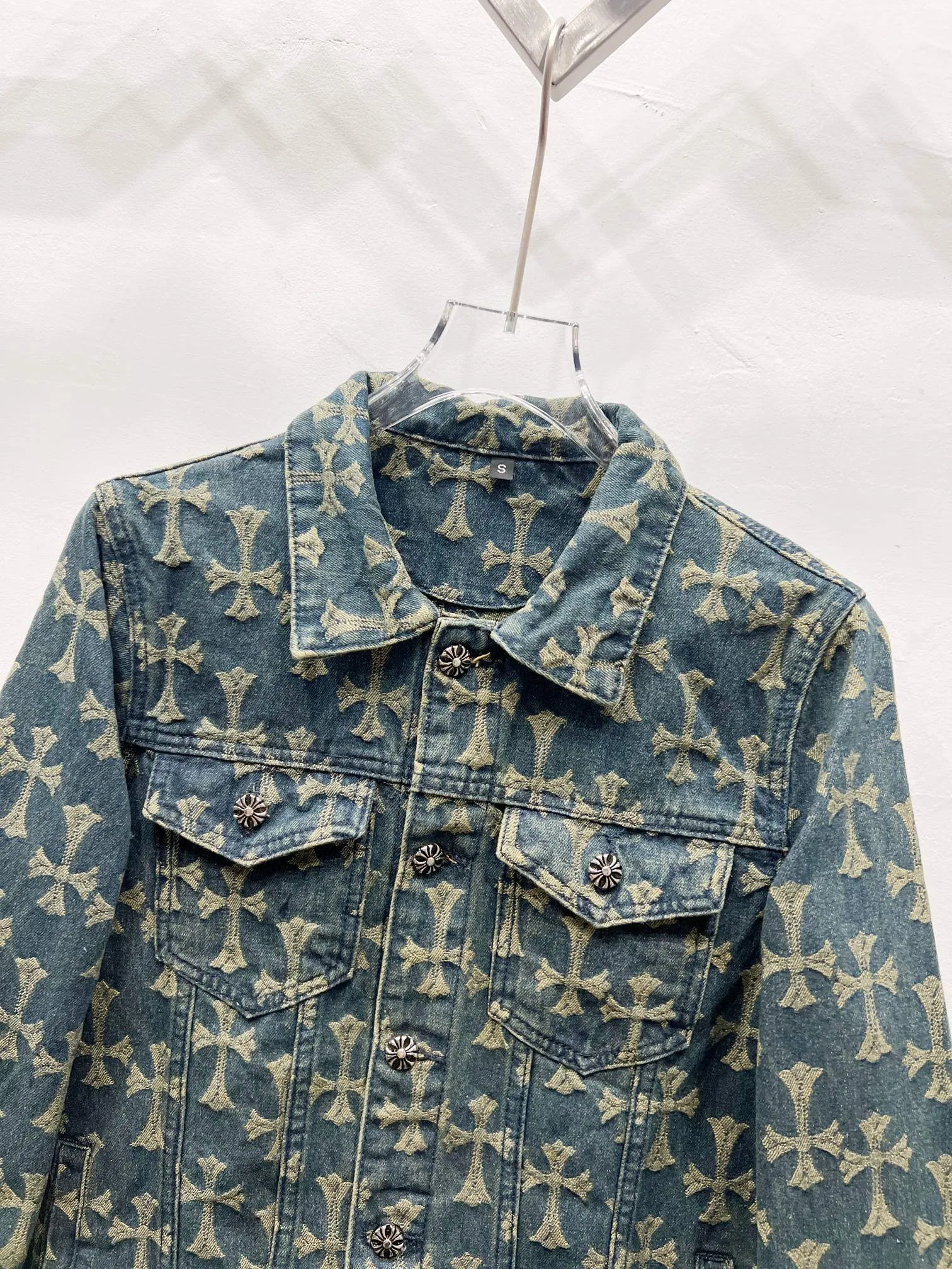 P250 Style No.: (r050) Chrome Hearts Chrome Hearts double-sided full-print LOGO jacquard dark-print heavy-duty denim jacket. The same style as the Internet celebrity star. The cross-printed denim jacket has a unique cross design element and full printing, which is full of design. It is made of 100% denim cotton fabric with heavy coarse yarn count, which ensures a stiff and tough silhouette while being soft, comfortable and breathable. The lapel is designed with silver buttons and is full of texture. The classic white cross logo is all over the dress, making it a perfect versatile style for spring and summer! Customized jacquard fabric, you can wear it in various styles. This gender-neutral shirt is a must-have for nightclubs. It can be worn as a jacket for both men and women. It can be easily worn by both men and women! The original loose version is made of high-quality pure cotton fabrics. The fabric pattern is high-definition and delicate without burrs. It is comfortable and breathable to wear. All the buttons are molded and customized. It is casual and fashionable and can be matched with any bottoms. It can be windproof and sunproof in spring and summer. It can be worn outside in autumn and winter! Easily concave shape makes you look slimmer and taller, perfect for both men and women! Style number: Color: Blue Size: S M L XL